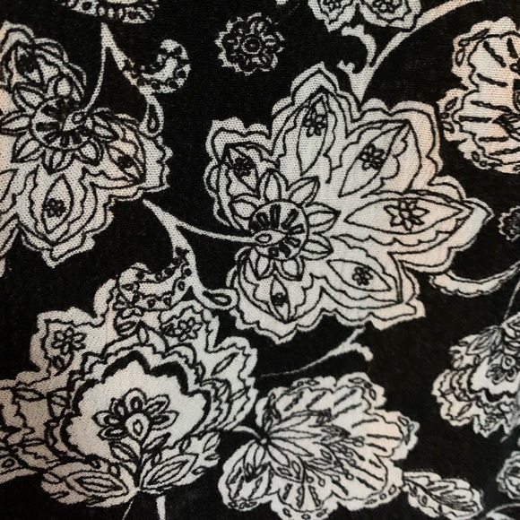 Cute iZ BYER off shoulder black and white floral top - Picture 4 of 6